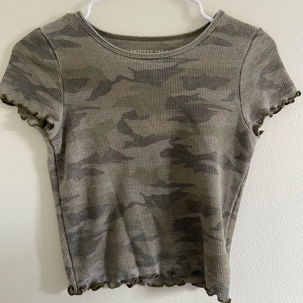 American Eagle cropped Camo tee!